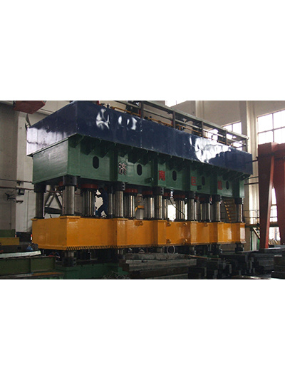 一(yī)汽青島汽(qì)車縱梁液壓機.jpg